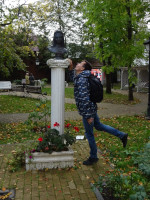 2022.10.12 I am reaching for the bust of Alexander II's famous grandmother, Louise of Mecklenburg-Strelitz (Luise Auguste Wilhelmine Amalie zu Meckle), Queen of Prussia, who once stayed overnight in Zelenogradsk (Cranz), Russia.