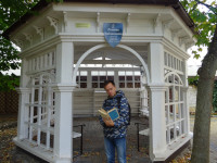 2022.10.12 I am imitating reading the only book found, or rather, the remains of the Summer Library of Muses in the Small Park of Queen Louise (Luise Auguste Wilhelmine Amalie zu Mecklenburg) in Zelenogradsk (Cranz), Russia, which was open only on fine days.