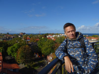 2022.10.12 On the observation perimeter of the Zelenogradsk (Cranz) water tower (the “Murarium” museum) with a view to the town and the Baltic Sea.