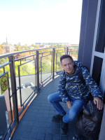 2022.10.12 Though this is the viewing perimeter of the Zelenogradsk (Cranz) water tower, which now became the “Murarium” cat museum, for some reason I am petting some kind of a bronze dog, not a cat. 🤔