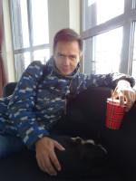 2022.10.12 Me and the cats of the Zelenogradsk “Murarium”: the black one on the top floor, served with coffee and marzipan. 😋