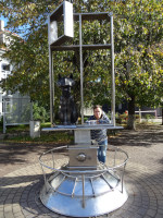 2022.10.12 In the “window” of the rotating (!) monument to Zelenogradsk cats, installed in this seaside town of the Kaliningrad region, Russia, by the local “Murarium” cat museum.