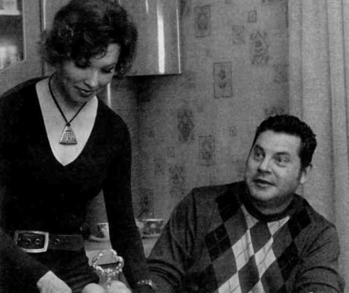 – Я ещё проще скажу, даже не как офицер, а как шофёр: засиделись у нас ребятки-чиновники в Белом доме! Задницы уж, поди, железные стали. – Я ещё проще скажу, даже не как офицер, а как шофёр: засиделись у нас ребятки-чиновники в Белом доме! Задницы уж, поди, железные стали.