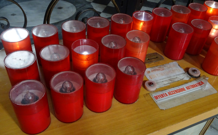 Пожертвования на электрические свечи в церкви (Италия, г. Рим)