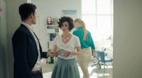 Светлана Ходченкова в роли Сони Багрецовой в белой кожаной юбке-«карандаш» в 11-й серии телесериала «Вы все меня бесите» (2017)