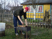 2007.04.20 Barbecueing outdoors in the countryside.