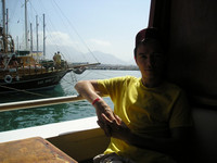 2010.06.04 На первой палубе парусной лодки, которая вот-вот отправится из порта Алании (Турция).