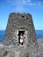 2016.05.29 Хранитель странной каменной башни на берегу вулканического острова Тенерифе.