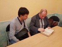 2018.05.12 One of the honorary guests at the Vladimir book festival called “BooFest” were Michael Veller, a quite famous Russian writer, whose autograph is now in my copy of his book “Everything About Life”.