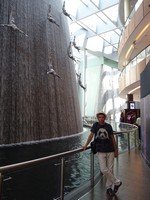 2018.06.01 There are some athletes falling along the artificial waterfall in the Dubai Mall, while a Russian man thinks they are Gagarins (from the Gagarin square in Moscow). 😊