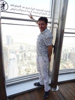 2018.06.05 On the Burj Khalifa's glass there is a warning in Arabic that you should not extend arms outside but can Russians read the Arabic script? 😊