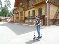 2018.07.13 I am riding a scooter on the territory of the “Pearl of the Golden Ring” park hotel.