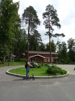 Позирую, стоя на самокате на живописной территории парк-гостиницы «Жемчужина Золотого кольца».