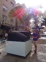 2018.09.07 I am twisting the handle of a giant gramophone in Ben Yehuda Street of Jerusalem, because this is the only way to make it sound (really).
