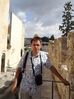 2018.09.09 A view along the walls of the Old City of Jerusalem to Dome of the Rock (above my head).