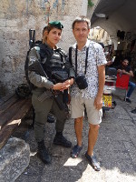 2018.09.09 With a cute military woman of the Israeli army (girls there are to be conscripted) in Jerusalem.