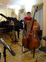 2018.12.28 A contrabass (of the Vladimir Gubernatorial Symphony Orchestra) is not a violin, you cannot hold it on a shoulder!.. 😊
