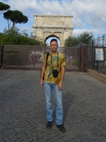 2019.10.03 На фоне триумфальной арки Тита в Риме (пока ещё не рядом с ней, она за забором).
