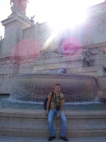 2019.10.03 With the “Tyrrhenian Sea” fountain (at the right part of the Vittoriano) and not very good against the sun.