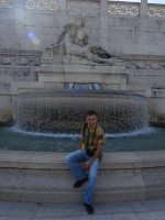2019.10.03 With the “Tyrrhenian Sea” fountain (at the right part of the Vittoriano) in a usual pose.