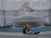 2019.10.03 With the “Tyrrhenian Sea” fountain (at the right part of the Vittoriano) in an imitating pose.