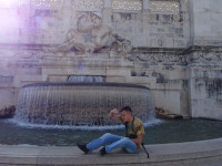 2019.10.03 With the “Adriatic Sea” fountain (at the left part of the Vittoriano) in an imitating pose.