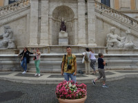 2019.10.03 С фонтаном Богини Рима (Fontana della Dea Roma), которая на самом деле греческая Афина; также на фото слева Нил, а справа – Тибр.