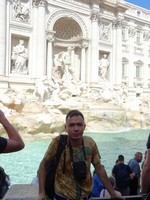 У многолюдного фонтана Треви (Fontana di Trevi) в Риме сложно сфотографироваться без других людей в кадре.
