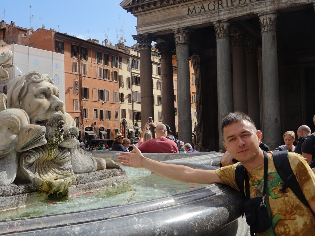2019.10.03 I'm cooled by a fountain of the Renaissance (1575) at Rotonda (Pantheon) Square in Rome.