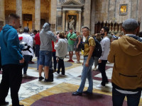 2019.10.03 Inside the Roman Pantheon it is rather crowded.