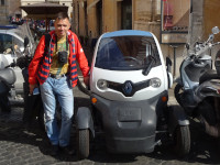 2019.10.03 While in Russia the smallest Renault – 1-seat electric Twizy – is only sold, in Rome it drives around and parks where others can't! :-P