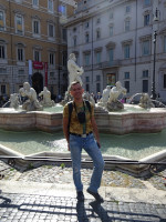 2019.10.03 Clumsily setting my leg aside, as Insta-girls (skillfully) do this, against the background of the Moor Fountain (Fontana del Moro).