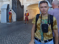 2019.10.03 With strict Swiss guards, guarding the Vatican since 1506 in the uniform made from Michelangelo's drawings, you cannot take a picture any closer.