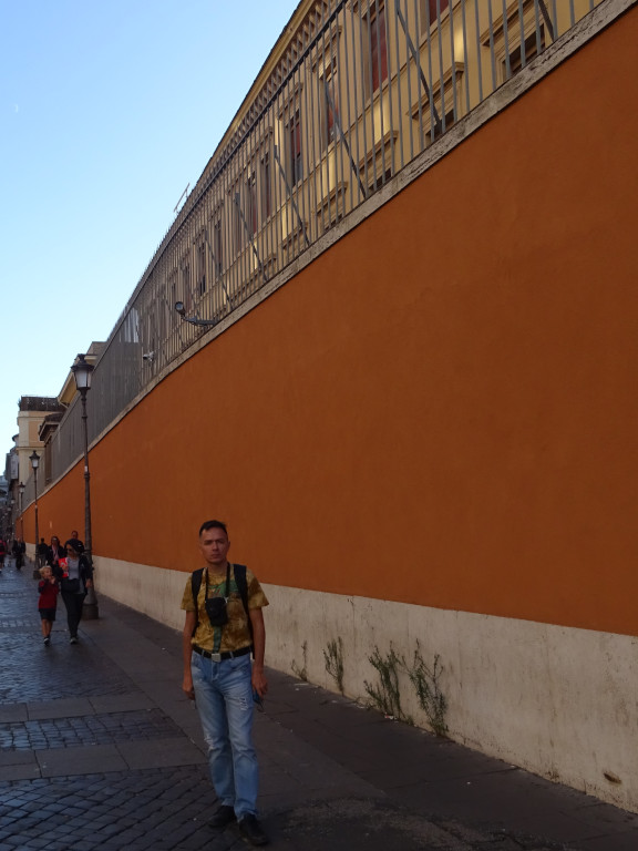 2019.10.03 Along a wall of the Vatican in Rome (the state inside the state).