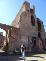 2019.10.04 By the remains of the giant library of the Temple of Augustus (Bibliotheca Templi Augusti) or of the Palace of Tiberius (Bibliotheca Domus Tiberianae) on the Palatine Hill.