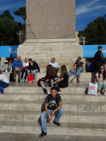 2019.10.04 У основания (египетского) обелиска Фламинио в центре Народной площади (Piazza del Popolo) Рима, среди итальянцев и туристов.