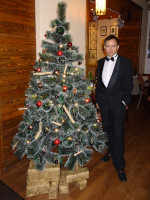 2019.12.30 In a tuxedo with another Christmas tree, this time of the “Pepperoni” pizzeria in Vladimir.