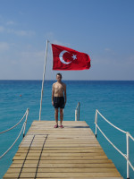 2020.08.20 On a Turkish pier of the Mediterranean Sea: attention under the flag.