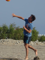 Последняя игра в пляжный волейбол: подача мяча – и причёска такая же, как и волна песка под ногой. 😊