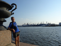 2021.07.11 On the observation deck of Petrovsky Park with some kind of vase and a view of the ships in the port of the Middle Harbor, standing.