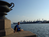 2021.07.11 На смотровой площадке Петровского парка с какой-то вазой и видом на корабли в порту Средней гавани, сидя.