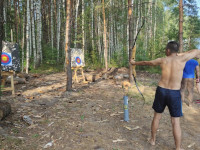 2021.07.16 I am learning archery: rear view after 1 arrow into the central yellow circle.