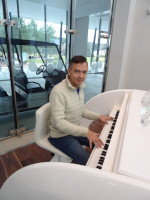 2021.11.13 At the futuristic white piano of “SberUniversity”, a view of the fake pianist in the corner.