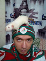 2021.11.25 I am watching a football match on TV and cheer for “Locomotive” in its paraphernalia… along with a decorative dumbo rat named Galya.