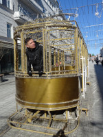2022.03.16 «Вагоновожатый» «золотого» трамвая на Большой Покровской улице Нижнего Новгорода, вид немного сбоку, так что сам вагон лучше видно.