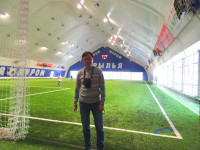 Внутри уникального для Владимирской области частного футбольного манежа с искусственной травой, «Крылья», в Муроме (такого нет даже в столице региона 🙁).