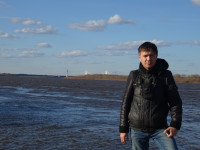 2022.04.15 Заросший и подветренный в Муроме (Владимирская область), на набережной Оки, на фоне вантового моста через неё, общий план.