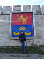 В Муроме (Владимирская область) с его гербом (в его верхней части – герб столицы региона, в нижней – 3 калача) недалеко от набережной Оки.