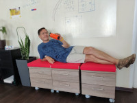 С выигранной в каком-то фирменном конкурсе термокружкой «Инрэко ЛАН»: лёжа радуюсь то ли кружке, то ли что всё выпил. 😃