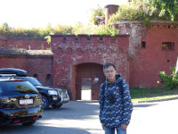 У входа в Астрономический бастион (Bastion Sternwarte), точнее, в его редюит – единственную сохранившуюся часть этого фортификационного сооружения, названного по располагавшейся рядом Кёнигсбергской обсерватории (Sternwarte Königsberg).